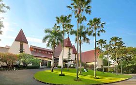 諾富特泗水飯店 Surabaya Exterior photo