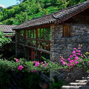 Tiger Leaping Gorge Sean'S Spring Guesthouse Shangri-La Exterior photo